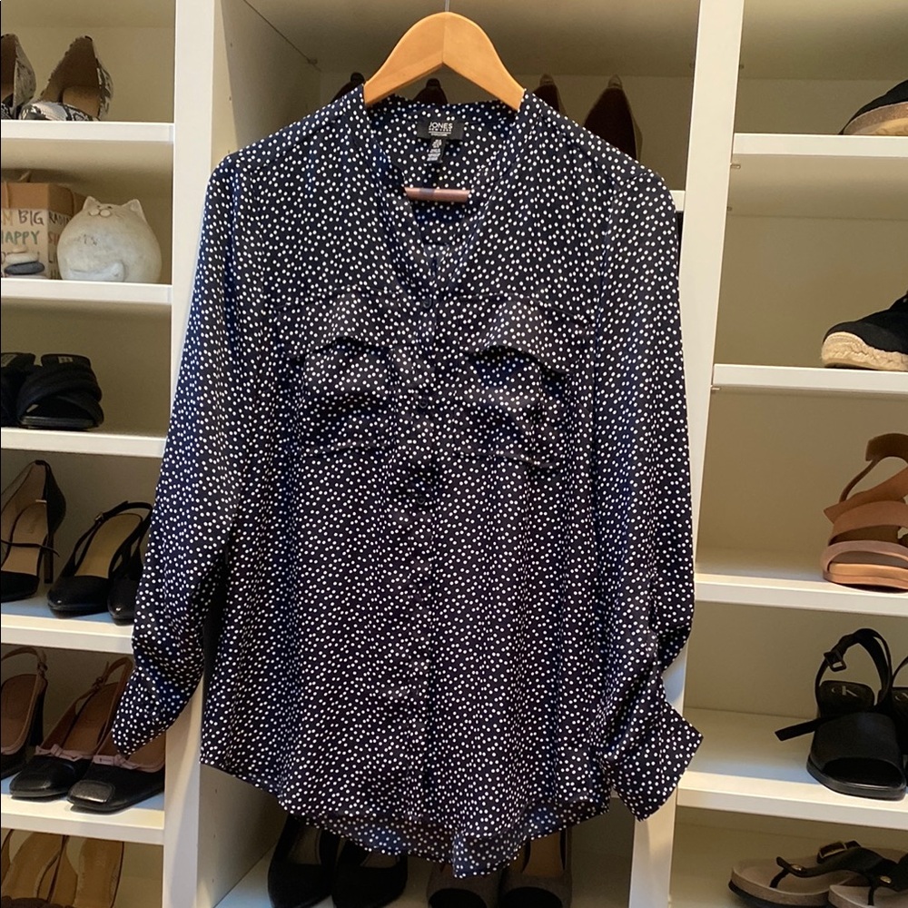 NEW! Jones New York Signature.  Women's NAVY & White Polka Dot Blouse.